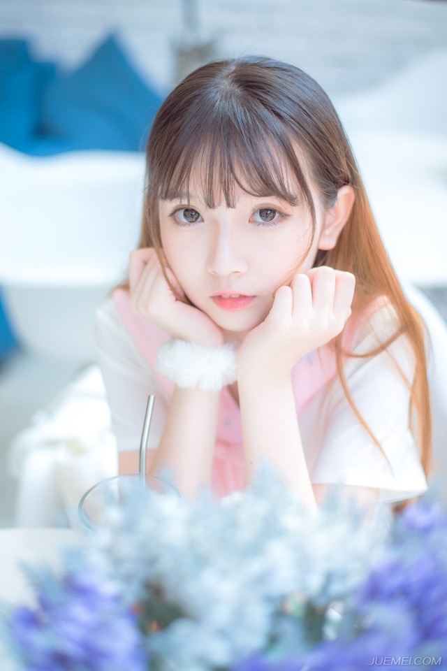 “或许大家不知道，刘璝将军那点利润，若在关中世家来说，哪怕与刘璝将军家事相若，但千万大钱，一年便可以赚出来，只要有我关中官府颁发的旗帜，丝路之上，便是最凶恶的盗贼也要敬而远之，利润至少可以高出一倍，而且不必偷偷摸摸的来。”庞统微笑着将其中的利润数据化了一遍。